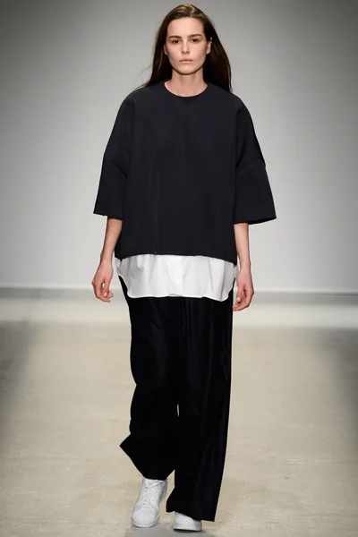 Look 16